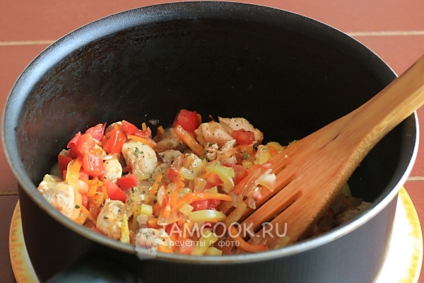 Добавить перец, помидоры и специи