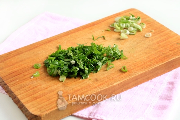 Порезать лук и зелень