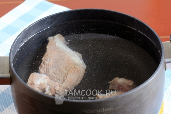 Положить мясо в воду