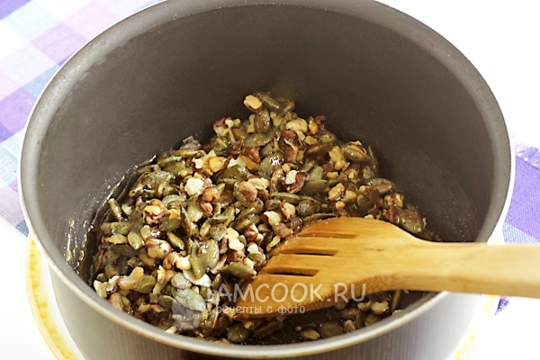 Положить орехи с семечками