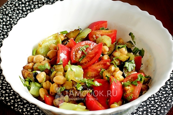 Готовый салат с баклажанами и нутом