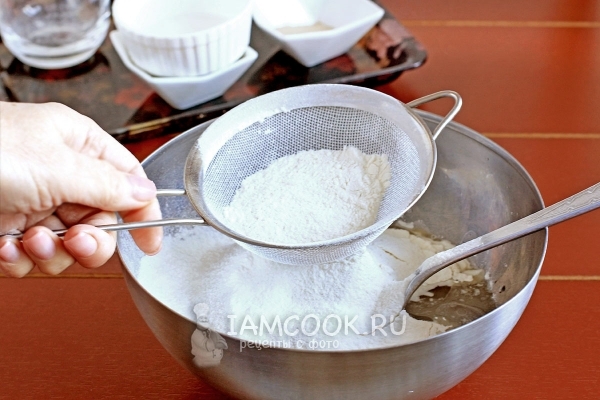 Просеять муку
