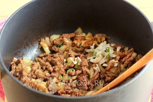 Положить мясо и чеснок