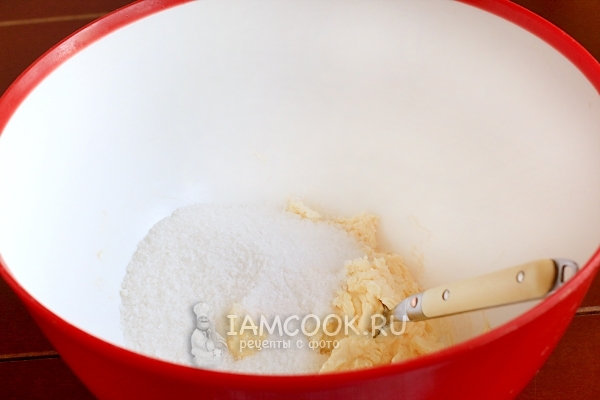 Соединить масло с сахаром