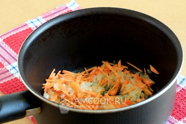 Обжарить лук с морковью