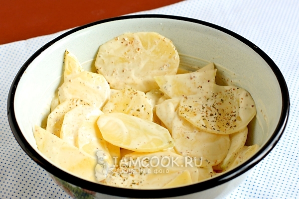 Смешать картофель со сметаной, майонезом и специями 
