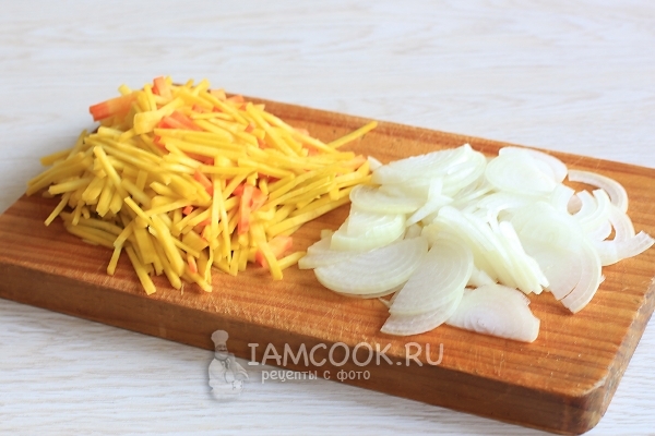 Порезать лук и морковь