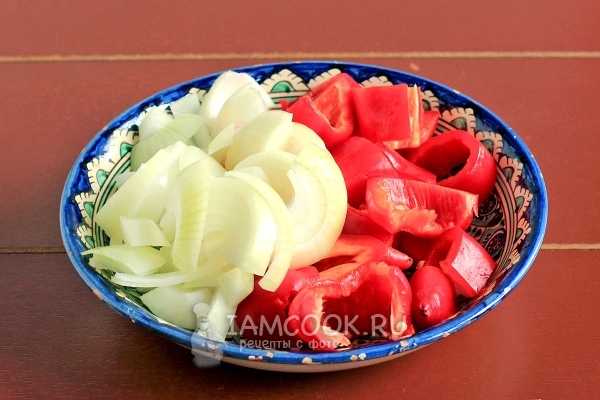 Порезать лук и перец