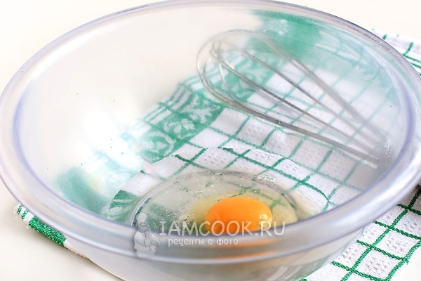 Соединить яйцо с водой