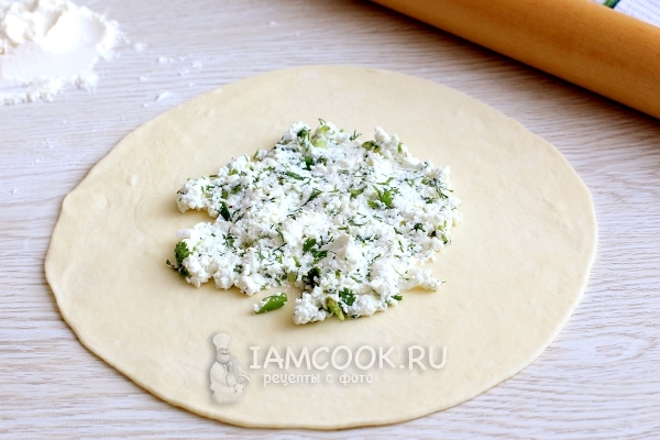 Положить на тесто начинку