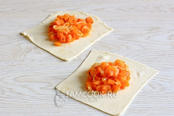 Положить на тесто начинку