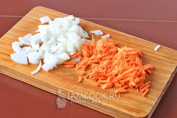 Порезать лук и морковь