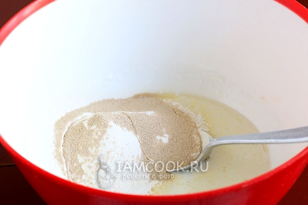 Всыпать муку и дрожжи