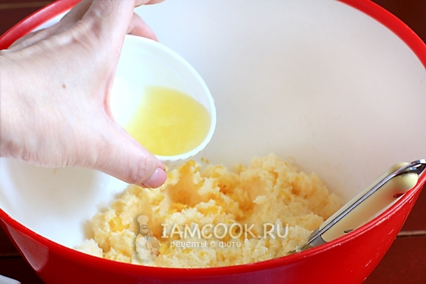 Влить сок лимона