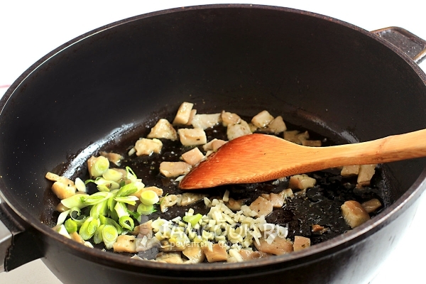 Добавить чеснок и лук