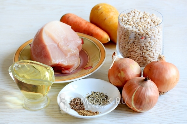 Ингредиенты для плова из перловки с курицей в казане