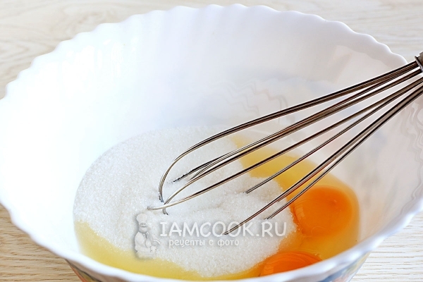 Растереть яйца с сахаром