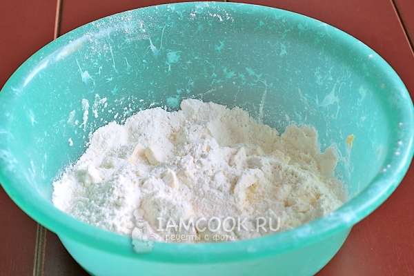 Смешать муку с маслом