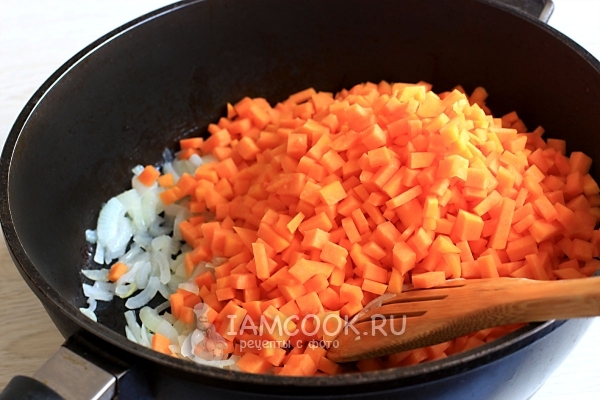 Положить к луку тыкву