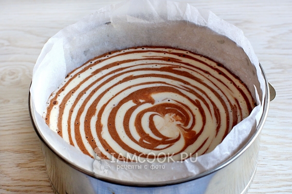 Вылить тесто в форму