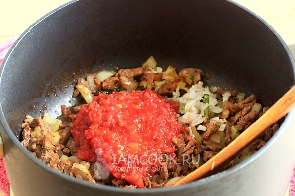 Положить молотые помидоры