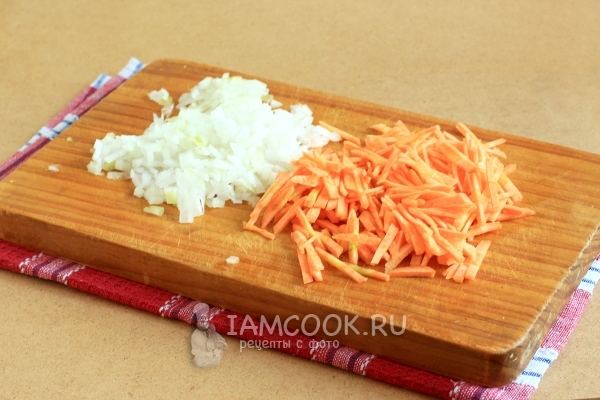 Порезать лук и морковь