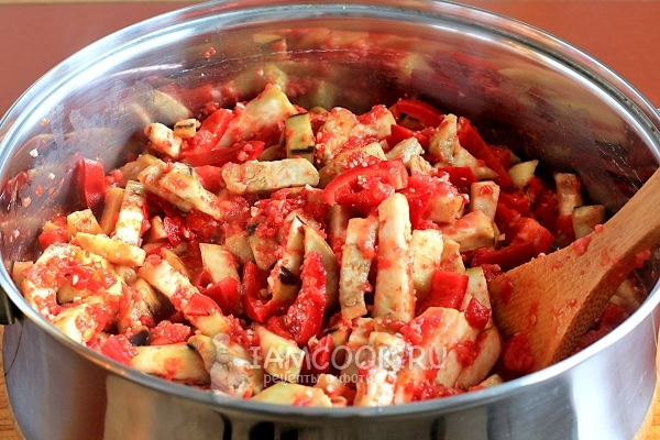 Положить баклажаны и перец к помидорам