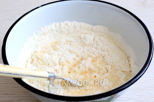 Всыпать муку