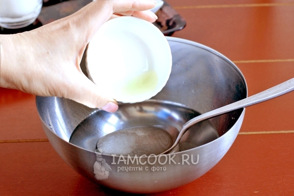 Соединить воду, масло, соль и сахар