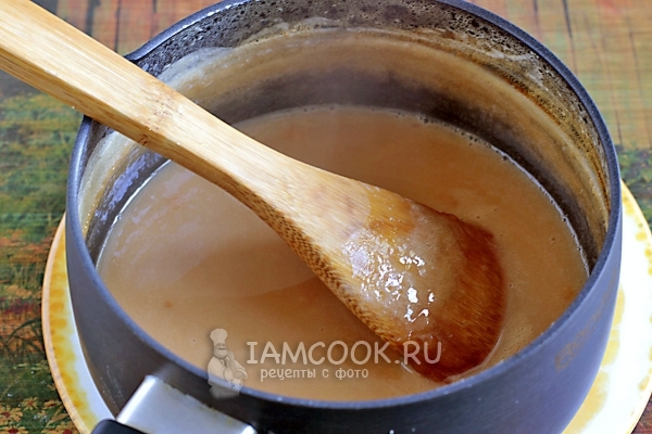 Помешать молоко с сахаром