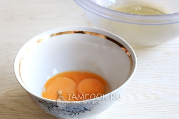 Отделить белки от желтков