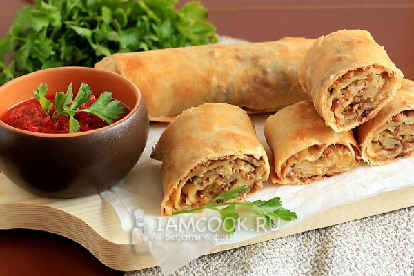 Нарезали штрудель на кусочки