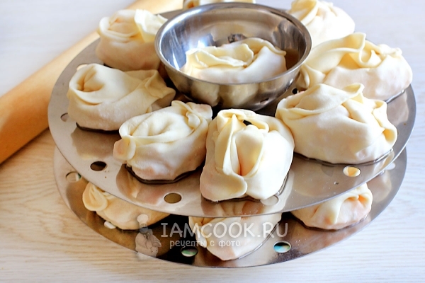 Положить заготовки на мантоварку