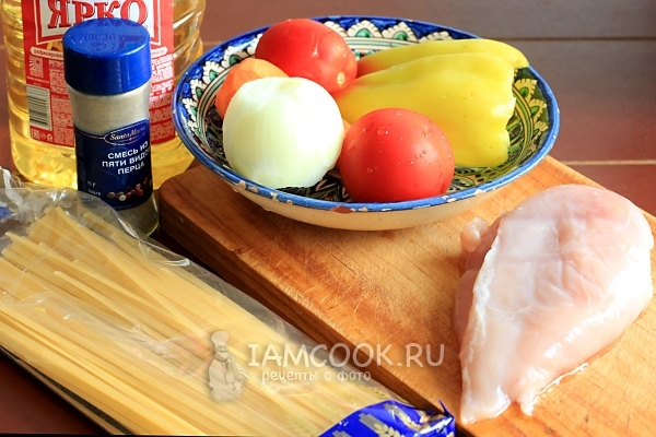 Ингредиенты для лапши с овощами и куриным филе