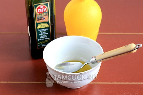 Смешать масло и сок лимона