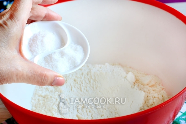 Смешать муку, соль и сахар
