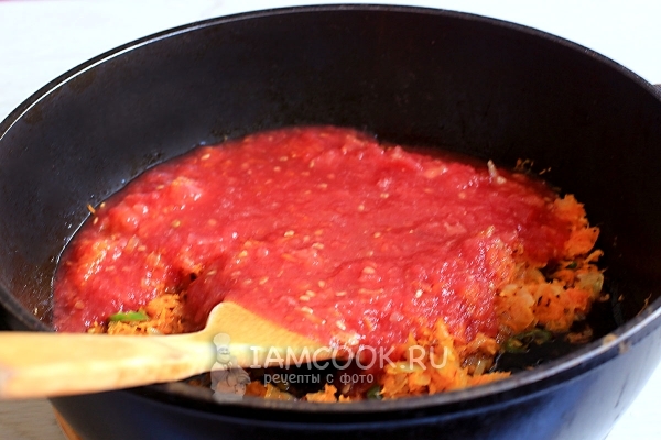 Добавить измельченные томаты