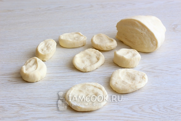 Порезать тесто на кусочки