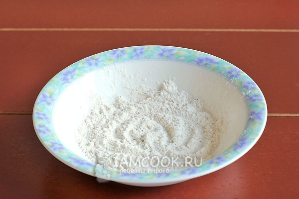 Смешать муку с солью и специями