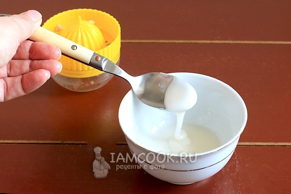 Смешать сахарную пудру с соком лимона