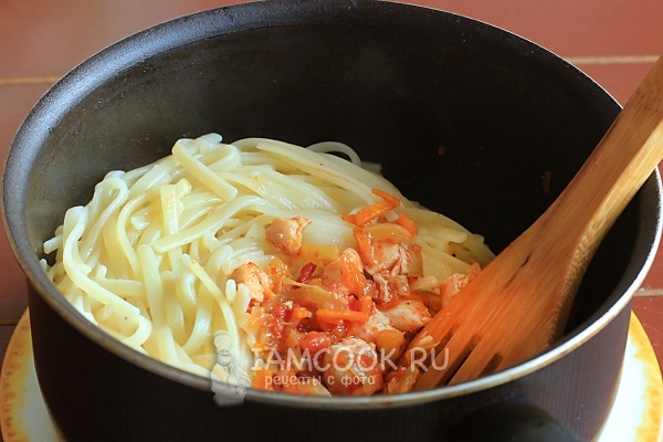 Соединить лапшу с курицей и овощами