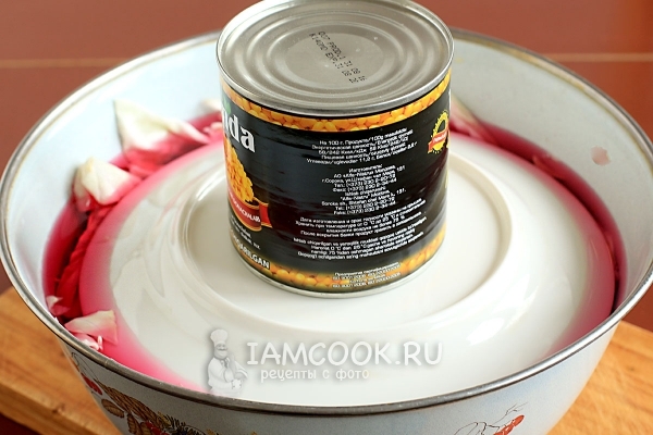 Поставить на салат груз