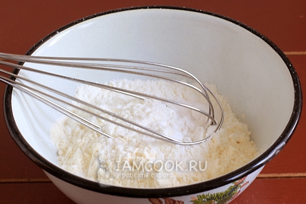 Смешать муку с крахмалом