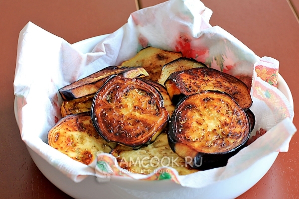 Положить баклажаны на салфетку