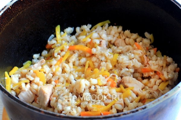 Плов из перловки с курицей в казане