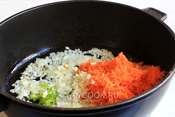 Обжарить лук с морковью и перцем