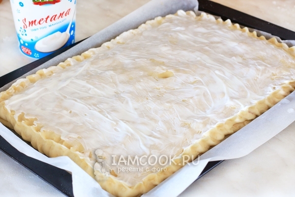 Смазать тесто сметаной