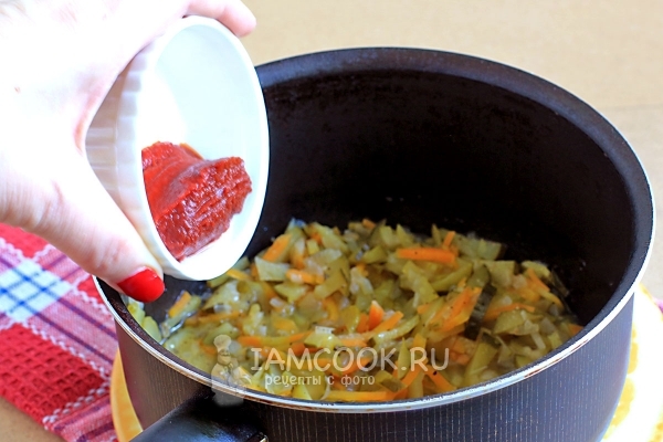 Положить томатную пасту