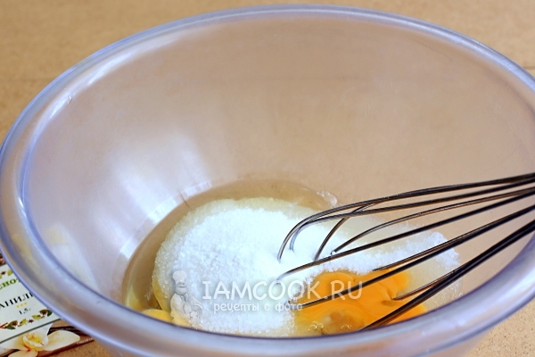 Соединить яйцо с сахаром