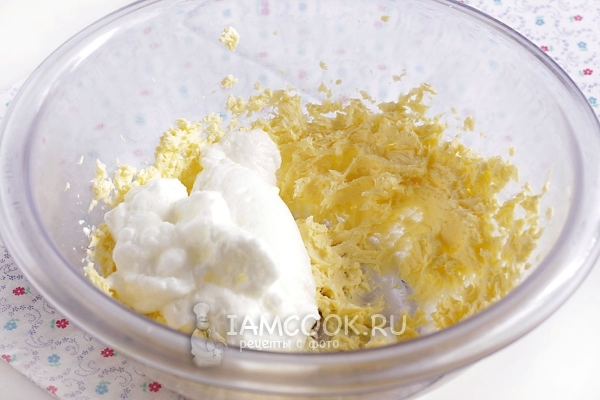 Ввести белки во взбитое масло